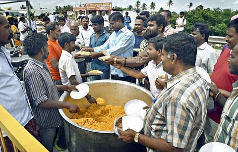 கர்நாடக - தமிழக எல்லையில் அன்பூட்டிய உணவு!