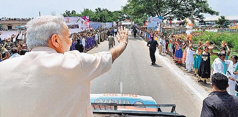 பழங்குடியினருடன் பிறந்த நாள் கொண்டாடிய பிரதமர் நரேந்திர மோடி﻿:  தாயாரிடம் ஆசி பெற்றார்﻿