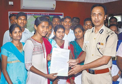 மீள்கிறார்கள் திருநங்கைகள்﻿