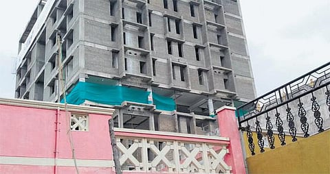 61 பேரை பலிகொண்ட விவகாரம்﻿: மவுலிவாக்கம் 11 மாடி கட்டிடத்தை இடிப்பதற்கான ஆயத்த பணிகள் தீவிரம்﻿ - 100 மீ. சுற்றளவில் உள்ள வீடுகளில் ஆய்வு﻿