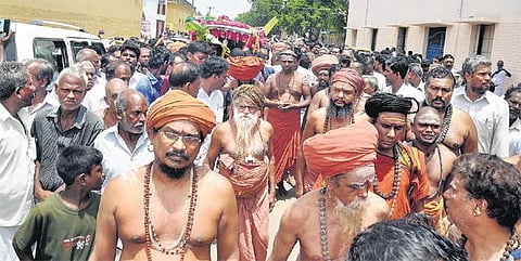 திருப்பனந்தாள் காசி மடம் இணை அதிபர் உடல் அடக்கம்﻿: இறுதி ஊர்வலத்தில் ஏராளமானோர் பங்கேற்பு