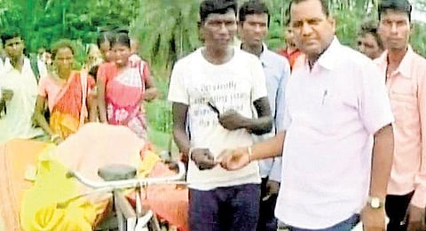 ஆம்புலன்ஸுக்கு பணம் இல்லாததால்﻿ தாயின் உடலை தள்ளுவண்டியில் எடுத்துச் சென்ற மகன்﻿: ஒடிசாவில் மீண்டும் அரங்கேறிய அவலம்﻿