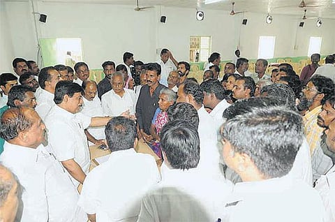 வேட்பாளர் பட்டியலில் அதிருப்தி: அமைச்சரை முற்றுகையிட்டு போராட்டம்﻿
