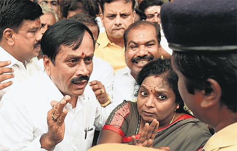 இந்து முன்னணி நிர்வாகி கொலையை கண்டித்து தடையை மீறி பாஜக ஆர்ப்பாட்டம்: சென்னையில் தமிழிசை, எச்.ராஜா உள்பட 700 பேர் கைது