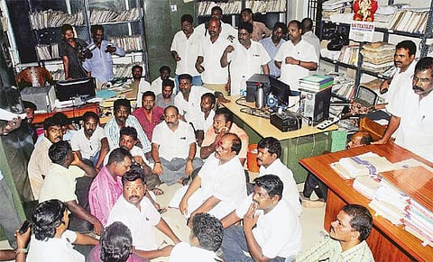 வாக்காளர் பட்டியலில் பெயர் சேர்க்காமல் இழுத்தடிப்பதாக கூறி﻿ தாம்பரம் கோட்டாட்சியர் அலுவலகத்தில் திமுக தர்ணா﻿