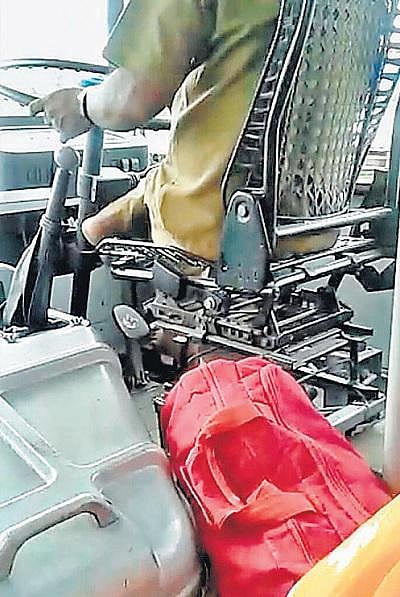 அலட்சியத்துடன் பேருந்தை இயக்கிய ஓட்டுநர்: அச்சத்தில் ஆழ்ந்த பயணிகள்﻿