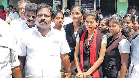 சென்னை 48-வது வார்டில்﻿ சட்டக் கல்லூரி மாணவி திமுக சார்பில் மனு﻿
