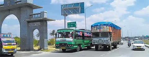தமிழகம் - கர்நாடகா இடையே காவிரி பிரச்சினையால் முடங்கிய பஸ் போக்குவரத்து மீண்டும் தொடங்கியது