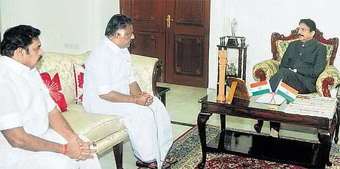 அரசு நிர்வாகம், காவிரி பிரச்சினை, முதல்வர் உடல் நிலை: ஓபிஎஸ், எடப்பாடி பழனிசாமி ஆளுநரிடம் விளக்கம்﻿﻿﻿ - அப்போலோவில் அமைச்சர்கள் ஆலோசனை﻿﻿