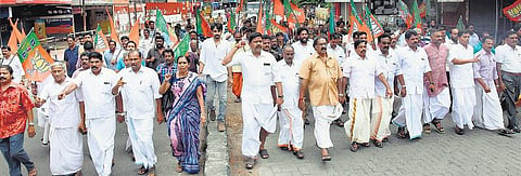 பாஜக தொண்டர் படுகொலையைக் கண்டித்து﻿ கேரளாவில் முழு அடைப்பு போராட்டம்﻿: போக்குவரத்து முற்றிலும் முடங்கியது﻿