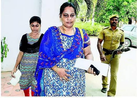 எம்.பி. மீது புகார் கூறிய பெண் பாதுகாப்பு கேட்டு எஸ்.பி.யிடம் மனு﻿