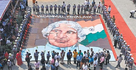 வேலம்மாள் பள்ளியில் கலாம் பிறந்தநாள்: நடிகர் விவேக் 25 ஆயிரம் மரக்கன்றுகளை வழங்கினார்