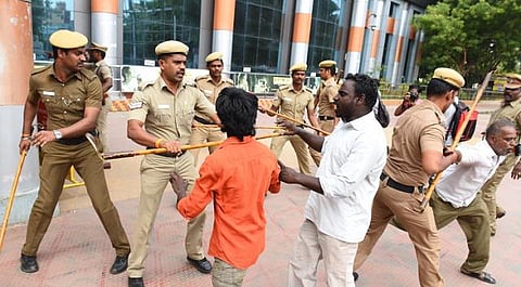 காவிரி மேலாண்மை வாரியம் கோரி மதுரையில் ரயில் மறியல்: போலீஸ் தடியடி; போக்குவரத்து பாதிப்பு