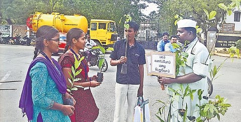 மரம் வளர்ப்பில் நூதன விழிப்புணர்வு﻿: அரசு ஊழியரின் அசராத பணி﻿﻿