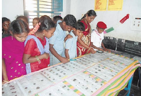 வரலாற்றின் பின்னணி சொல்லும் பண்டைக் கால நாணயங்கள்﻿: மாணவர்களுக்கு காட்சிப்படுத்தும் ஆசிரியர்﻿