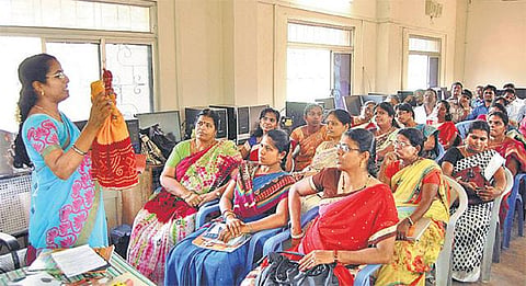அனைவருக்கும் கல்வி இயக்கம் சார்பில் பொம்மலாட்டம் மூலம் நல்லொழுக்க கல்வி: காஞ்சியில் மேற்பார்வையாளர்களுக்கு பயிற்சி தொடங்கியது