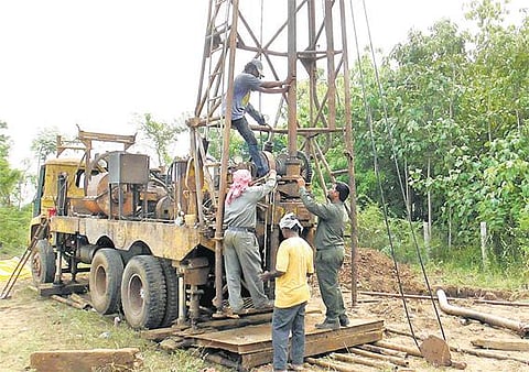 இயற்கை வளங்கள் குறித்து ஆய்வு: மீத்தேன் ஆய்வுக்கு வந்ததாகக் கருதி முற்றுகைப் போராட்டம் - கும்பகோணம் அருகே பணிகள் நிறுத்தம்
