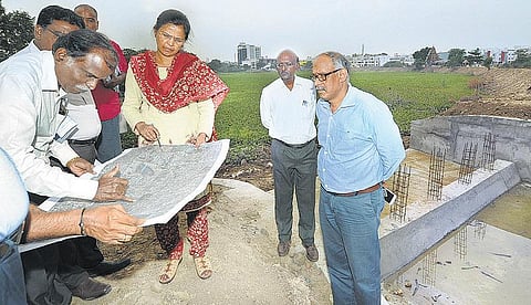 நாராயணபுரம் ஏரியில் ஆய்வு