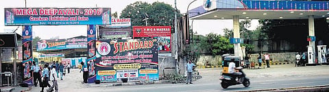 சென்னையில் பெட்ரோல் பங்க், பள்ளி அருகே பட்டாசு கடைகள்﻿ விதிமீறல் இருந்தால் கடை அனுமதி ரத்து﻿: தீயணைப்பு துறை அதிகாரி தகவல்﻿