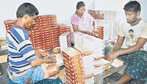 சிவகாசியில் பட்டாசு உற்பத்தி இன்றுடன் நிறுத்தம்﻿: நாளை முதல் 2 மாதங்களுக்கு ஆலைகள் மூடல்﻿