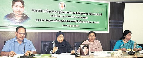 வெடி விபத்துகள் நிகழாமல் தடுக்க﻿ தொழிலாளர் துறை அமைச்சர் தலைமையில் பணித்திறனாய்வு கூட்டம்﻿
