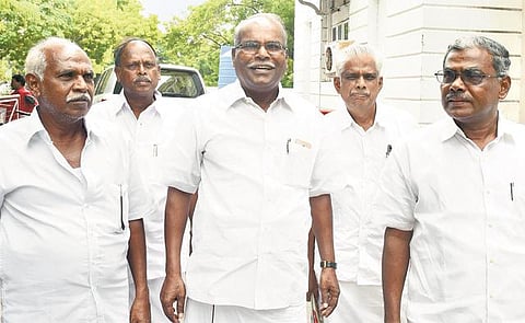 கரும்பு நிலுவைத் தொகை கோரி போராட்டம்﻿: விவசாயிகளுடன்﻿ அமைச்சர் பேச்சுவார்த்தை﻿