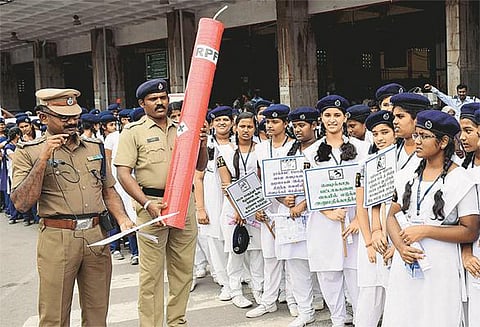 பாதுகாப்பான தீபாவளிக்கு 15 ஆலோசனைகள்﻿: வாகனங்கள், பெட்ரோல் பங்க் அருகே பட்டாசு கொளுத்தக் கூடாது﻿ - இரவு 10 மணி வரைதான் வெடிக்க வேண்டும்﻿