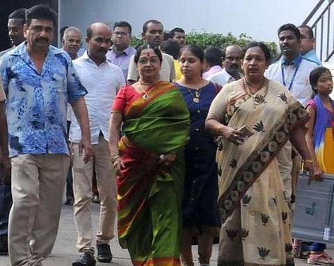 முதல்வர் ஜெயலலிதா உடல்நலம் விசாரிக்க நடிகை சரோஜாதேவி அப்போலோ மருத்துவமனைக்கு வருகை