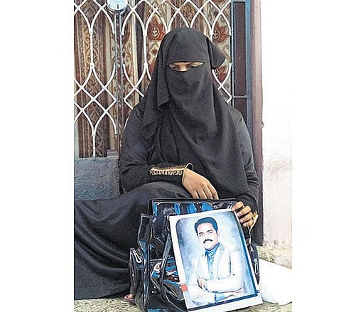 சேர்த்து வைக்கக்கோரி கணவர் வீட்டு முன் மனைவி தர்ணா﻿