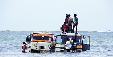 தனுஷ்கோடி கடல் அலையில் வேன் சிக்கியதால் தவித்த சுற்றுலாப் பயணிகள் மீட்பு