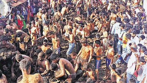 தாளவாடி பீரேஸ்வரர் கோயிலில் சாணியடி திருவிழா﻿