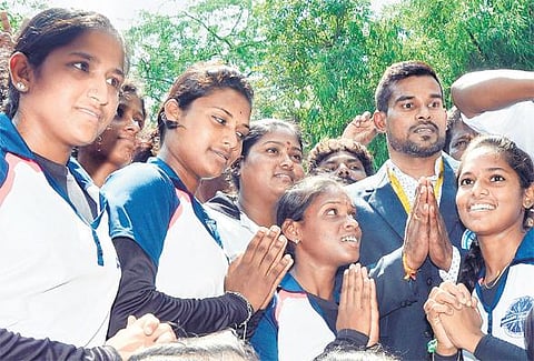 அப்போலோ மருத்துவமனையில் முதல்வர் ஜெயலலிதா உடல்நிலை குறித்து கபடி வீரர் சேரலாதன் நலம் விசாரிப்பு﻿
