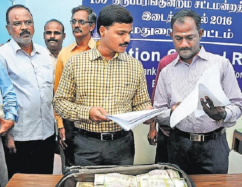 மதுரை, தஞ்சையில் வாகனச் சோதனை: ரூ.1 கோடி நகை, ரூ.96 லட்சம் சிக்கியது﻿- வருமான வரி அதிகாரிகள் விசாரணைக்கு உத்தரவு