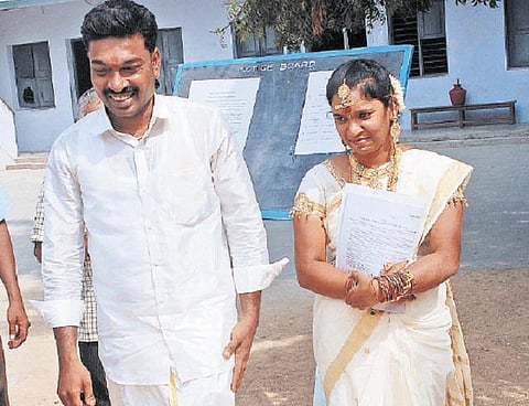 திருமணம் முடிந்தவுடன் டிஎன்பிஎஸ்சி தேர்வு எழுதிய புதுமணத் தம்பதி﻿