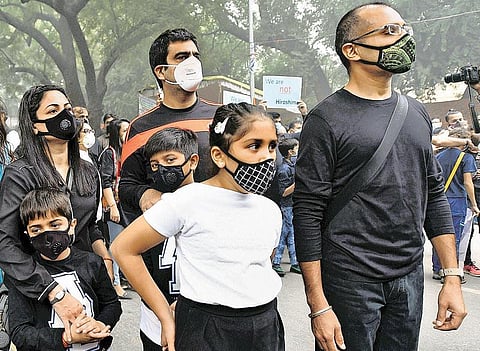 டெல்லியில் காற்று மாசு பிரச்சினை தீவிரம்﻿: முகமூடி வாங்க அலைமோதும் கூட்டம்﻿ - பள்ளிகளுக்கு 3 நாள் விடுமுறை அறிவிப்பு