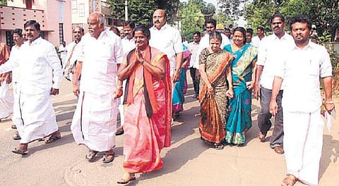 தஞ்சாவூர் சட்டப்பேரவைத் தொகுதியில் 5 வார்டுகளுக்கு ஒரு அமைச்சர் பொறுப்பு﻿: அதிமுகவினர் வீடு வீடாக பிரச்சாரம்