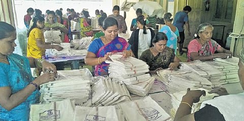 இலவச வேட்டி, சேலை தரம் பார்க்கும் பணி தீவிரம்: பொங்கலுக்கு முன்பே பயனாளிகளுக்கு வழங்க தமிழக அரசு திட்டம்﻿