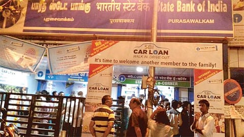ஏடிஎம் மையங்களில் அலைமோதிய கூட்டம்: புதிய நோட்டுகள் நாளை அறிமுகம்