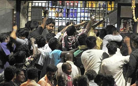 500, 1,000 ரூபாய் நோட்டுகள்﻿: டாஸ்மாக் கடைகளில் ஏற்கப்படாததால் கூச்சல் குழப்பம், வாக்குவாதம்﻿