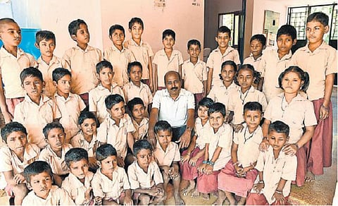 ஆதரவற்ற குழந்தைகளை தத்தெடுத்து கல்வி அளிக்கும் அரசுப் பள்ளி ஆசிரியர் தம்பதி﻿: இதுவரை 350 பேர் பயனடைந்துள்ளனர்