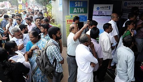 கேரளாவில் ஏ.டி.எம்.களில் பணம் தீர்ந்தது; வங்கிகளில் மக்கள் அலைமோதல்