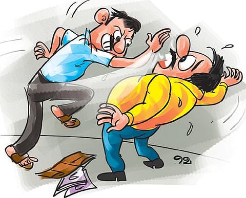 500 ரூபாயை மாற்றாதது ஏன்? - தொழிலாளிக்கு திருடர்கள் ‘பளார்’﻿