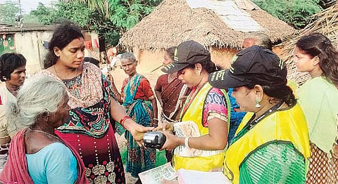 வங்கிகளில் அலைமோதும் கூட்டத்தை கட்டுப்படுத்த﻿ கிராமங்களுக்கே நேரில் சென்று பணப் பட்டுவாடா﻿: திருவள்ளூர் மாவட்ட முன்னோடி வங்கி நடவடிக்கை