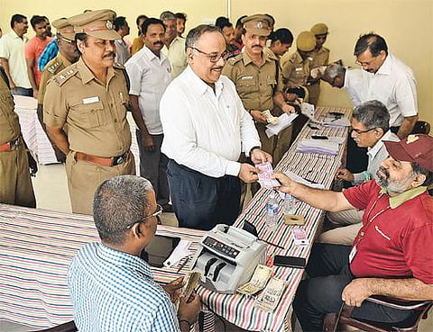 500 மற்றும் 1,000 ரூபாய் நோட்டுகளை மாற்ற﻿ சென்னையில் போலீஸாருக்கு சிறப்பு ஏற்பாடு﻿