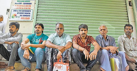3-ம் நாளாக ஏடிஎம்கள் செயல்படவில்லை﻿: அதிகாலை முதல் வங்கிகளில் குவிந்த பொதுமக்கள்﻿