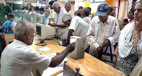 வங்கிகளில் 4 நாட்களில் ரூ.3 லட்சம் கோடி ரூபாய் 500, 1000 நோட்டு மாற்றம்﻿