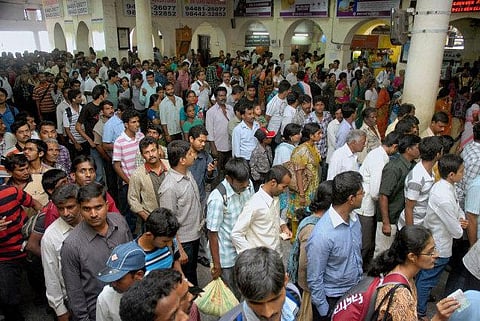கறுப்பை வெள்ளையாக்க ரயில் டிக்கெட்: 1000% முன்பதிவு உயர்வால் உஷார் ஆனது ரயில்வே