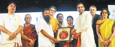 ‘தி இந்து’ - சரிகம நடத்திய இறுதிப் போட்டியில் வெற்றி பெற்ற தாரிணி வீரராகவன், தேஜாஸ் மல்லேலாவுக்கு 2016-ம் ஆண்டுக்கான எம்.எஸ்.சுப்புலட்சுமி விருது