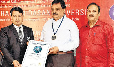 82 ஆயிரம் பேருக்கு திறன்சார் பயிற்சி﻿: பாரதிதாசன் பல்கலை. ஐஈசிடி துறைக்கு 5 உலக சாதனை சான்றிதழ்கள்﻿