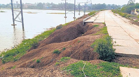 அரைகுறை பராமரிப்பு காரணமாக ரெட்டேரியின் கரைகள்﻿ வலுவிழந்ததால் அச்சம்